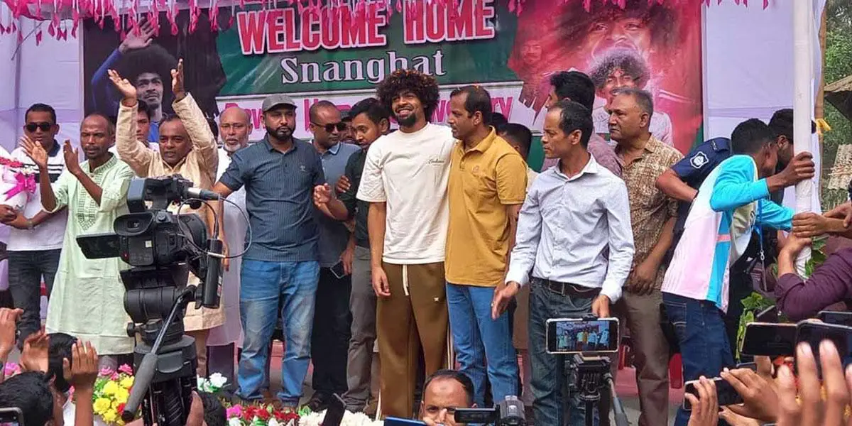 ফুলেল ভালোবাসায় সিক্ত হামজা