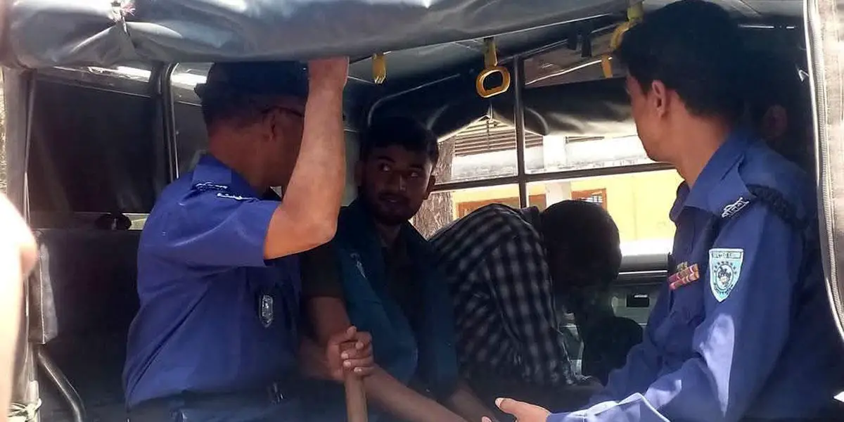 ঠাকুরগাঁওয়ে ঘুষ নেওয়ার সময় হাতেনাতে আটক ২ কর্মকর্তা