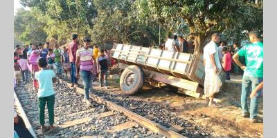 চাঁপাইনবাবগঞ্জে ট্রেনের ধাক্কায় ট্রাক্টর চালক নিহত