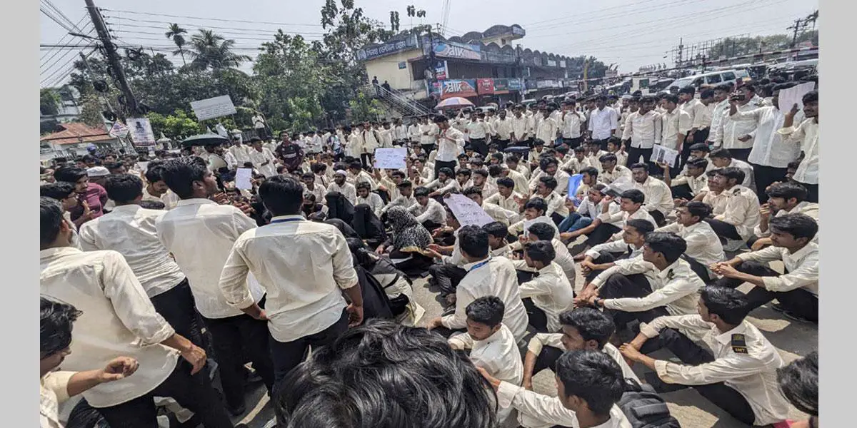 হাইকোর্টের নির্দেশনা প্রত্যাহারের দাবিতে সিলেট পলিটেকনিক শিক্ষার্থীদের বিক্ষোভ