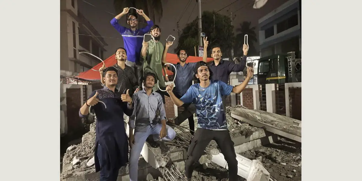 সাতক্ষীরায় বঙ্গবন্ধুর ম্যুরাল মাটিতে মিশিয়ে উচ্ছ্বাস
