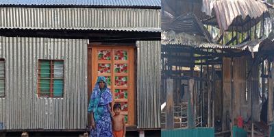 টুঙ্গিপাড়ায় আগুনে পুড়ে সর্বস্বান্ত পরিবার পেল ঘর