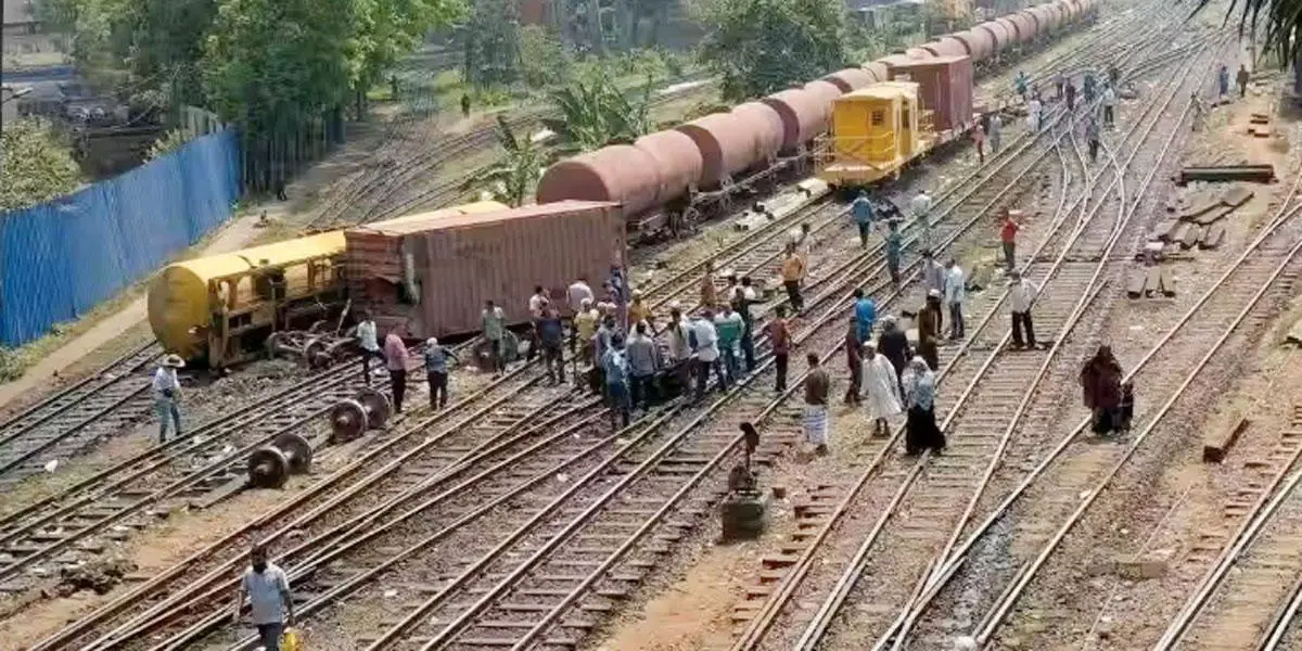 কমলাপুর স্টেশনে কন্টেইনার ট্রেন লাইনচ্যুত