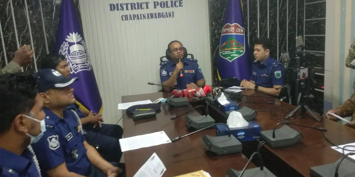 চাঁপাইনবাবগঞ্জে যাত্রীদের গাছে বেঁধে ছিনতাই, গ্রেপ্তার ৭