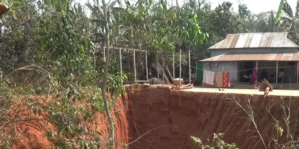 পাওনা টাকা না পেয়ে উঠানের মাটি কেটে নিল যুবদল নেতা