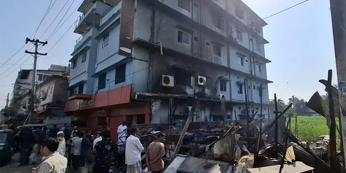 ক্লিনিকে সিলিন্ডার বিস্ফোরণ, আতঙ্কে কর্মচারীর লাফ