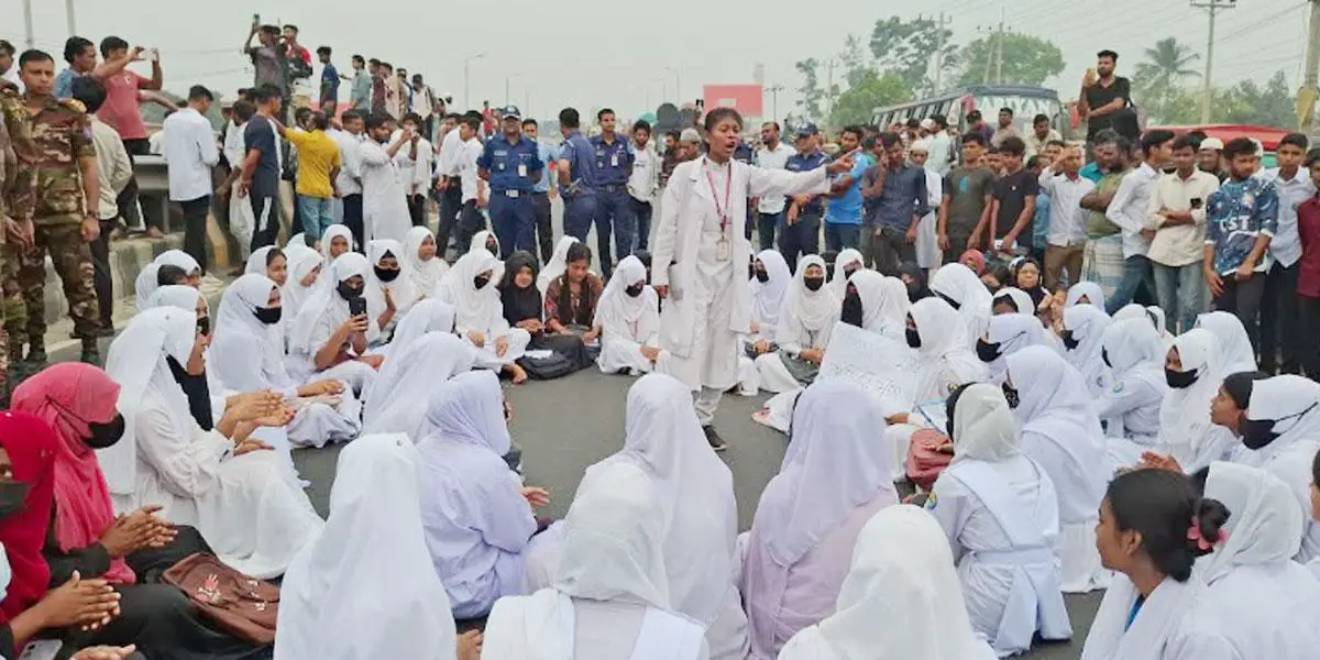 ঢাকা-টাঙ্গাইল মহাসড়ক অবরোধ করে পলিটেকনিক শিক্ষার্থীদের বিক্ষোভ