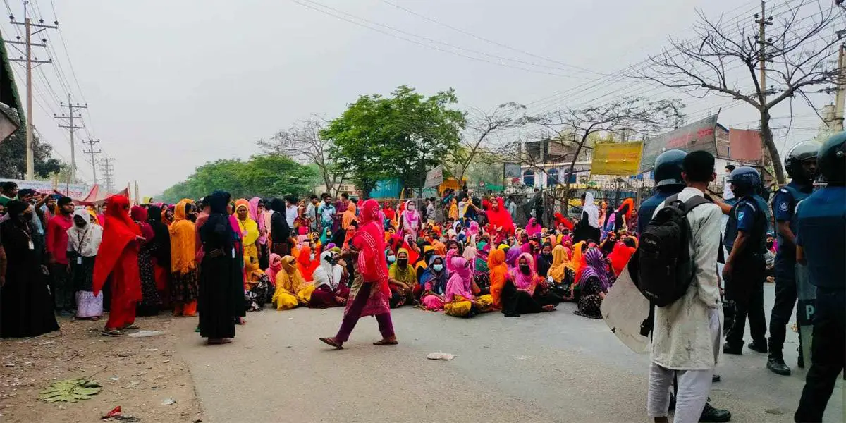 গাজীপুরে ঈদের ছুটি বাড়ানোর দাবিতে শ্রমিকদের বিক্ষোভ-অবরোধ