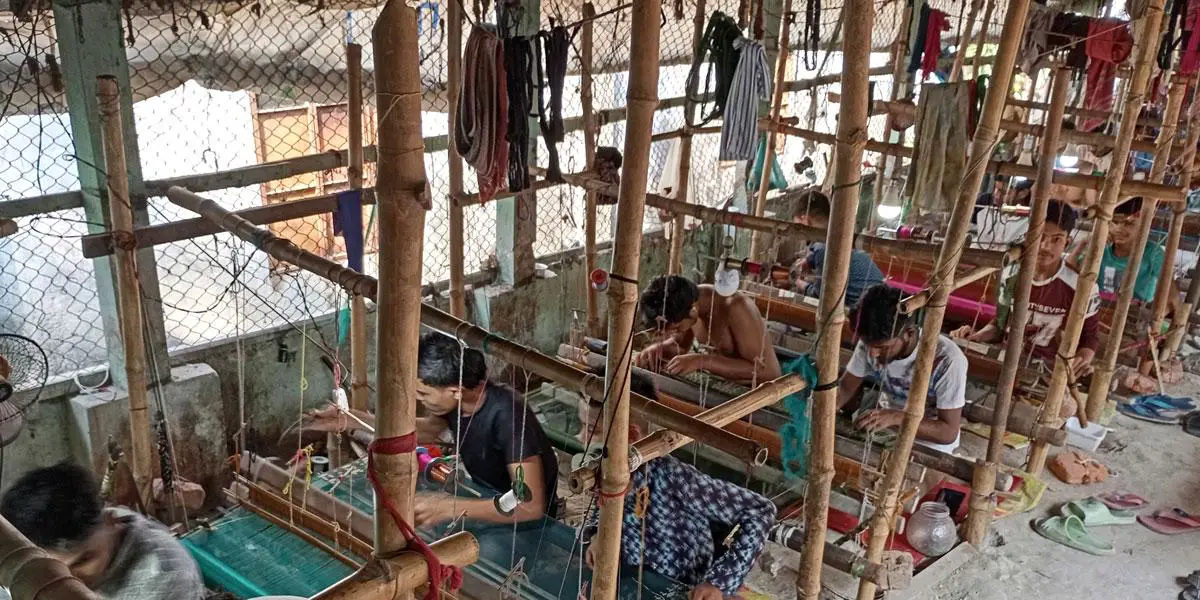ঈদ উপলক্ষে কর্মচঞ্চল জামদানি পল্লি