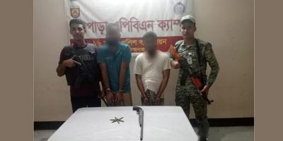 টেকনাফে রোহিঙ্গা ক্যাম্পে অস্ত্র-গুলিসহ ২ সন্ত্রাসী আটক