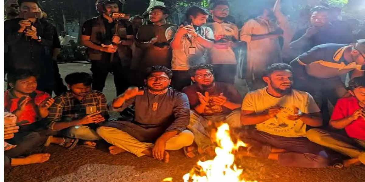 আওয়ামী লীগ নিষিদ্ধের দাবিতে মধ্যরাতে ঢাবিতে বিক্ষোভ