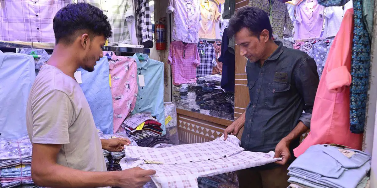 প্রিয়জন নেই, তবুও কিনছেন নতুন পোশাক