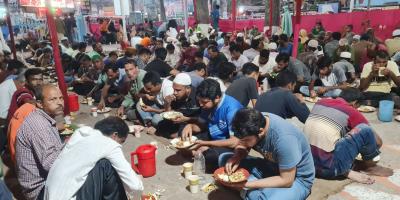 টাঙ্গাইলে শহিদ মিনার প্রাঙ্গণে সবাই বসেন চটে