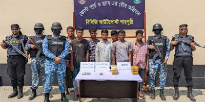 টেকনাফে ৪০ হাজার ইয়াবাসহ ৭ পাচারকারী আটক