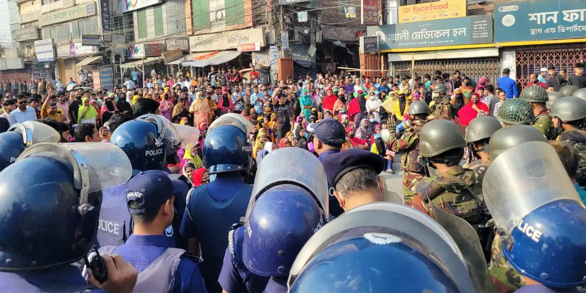 টঙ্গীতে মহাসড়ক অবরোধ করে  পোশাকশ্রমিকদের বিক্ষোভ