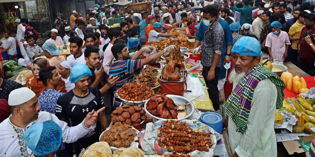 পরিবার ও প্রিয়জন নিয়ে লেকের পাড়ে