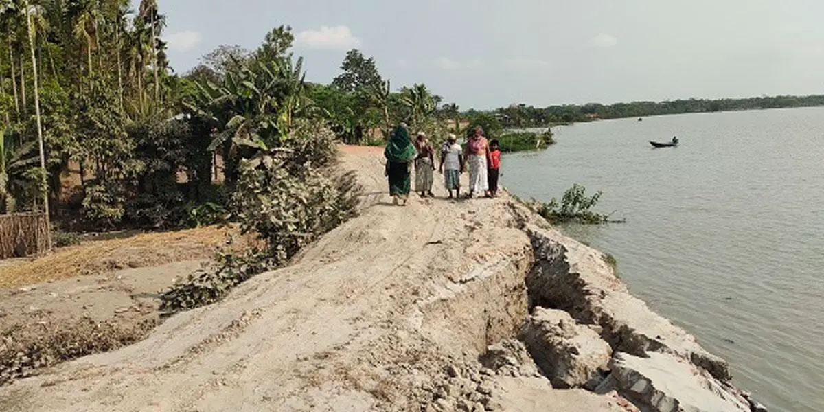 পটুয়াখালীতে নদীভাঙনে বাড়ছে সম্পর্কের দূরত্ব