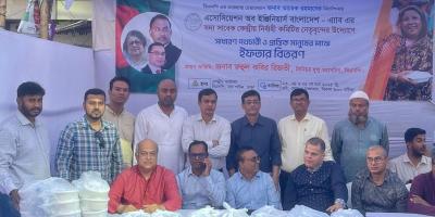 এ্যাবের উদ্যোগে পথচারীদের মাঝে ইফতার বিতরণ