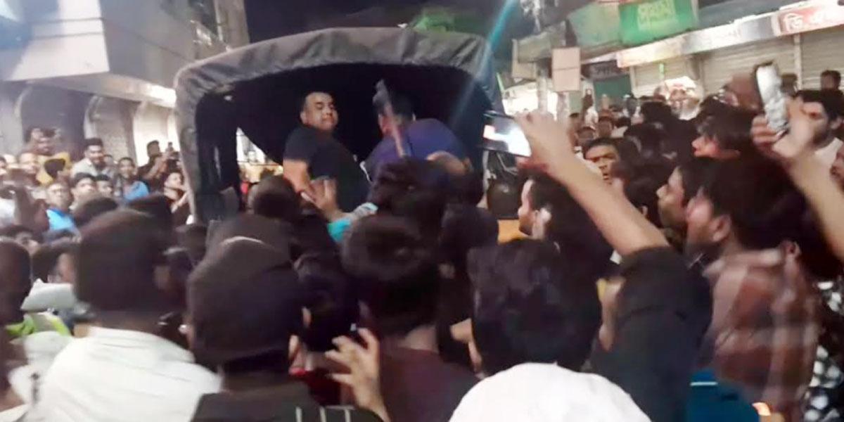 শপিংমলে ঘুষ চাওয়ার অভিযোগে কাস্টমস কর্মকর্তাকে গণপিটুনি