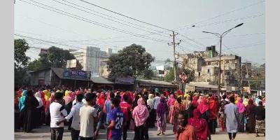 সাভারে কারখানা বন্ধের ঘোষণায় সড়কে শ্রমিক বিক্ষোভ