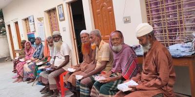 বৃদ্ধাশ্রমে প্রবীণদের মাঝে ফুটবলার সাবিনার ইফতারসামগ্রী বিতরণ