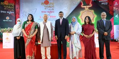 স্বাধীনতা পুরস্কার তুলে দিলেন প্রধান উপদেষ্টা