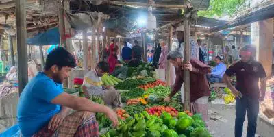 রাজশাহী বাজারে মুরগিতে অস্থিরতা, সবজিতে স্বস্তি