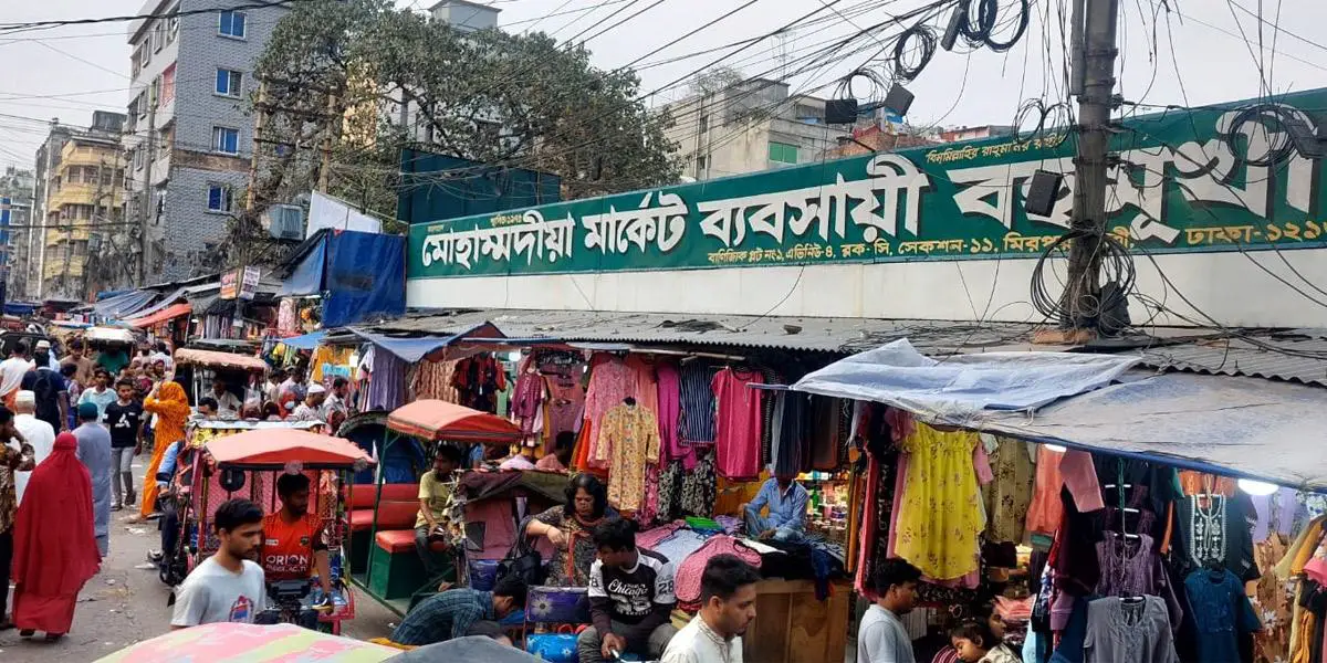 মিরপুরে বেচাকেনা জমেছে ফুটপাত মার্কেটে