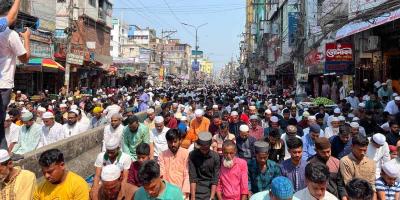 হাজীগঞ্জ বড় মসজিদে জুমাতুল বিদা’য় লক্ষাধিক মানুষের অংশগ্রহণ