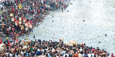 পুণ্যলাভের আশায় পুণ্যস্নান