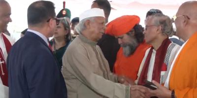 বিভিন্ন শ্রেণি-পেশার মানুষের সঙ্গে প্রধান উপদেষ্টার শুভেচ্ছা বিনিময়