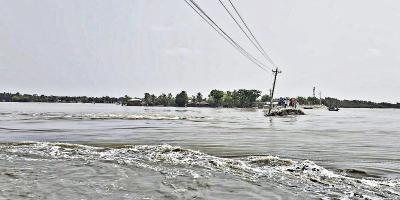 সাতক্ষীরায় বেড়িবাঁধ ভেঙে ৮ গ্রাম প্লাবিত, পানিবন্দি ১৫ হাজার মানুষ