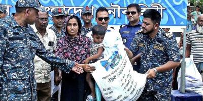সাতক্ষীরার প্লাবিত এলাকায় নৌবাহিনীর ত্রাণ ও চিকিৎসাসেবা