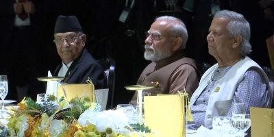 নৈশভোজে পাশাপাশি ড. ইউনূস-মোদি, বরফ গলবে কি?