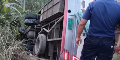 ধামরাইয়ে নিয়ন্ত্রণ হারিয়ে বাস খাদে, নিহত ১