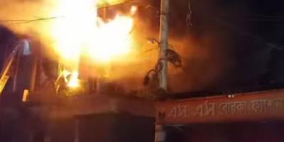 নরসিংদীতে ডায়মন্ড টেইলার্সে ভয়াবহ অগ্নিকাণ্ড