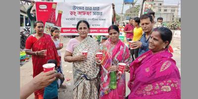 সনাতন ধর্মাবলম্বীদের পূণ্যস্নানে হামদর্দের শরবত রুহ আফজা আপ্যায়ন