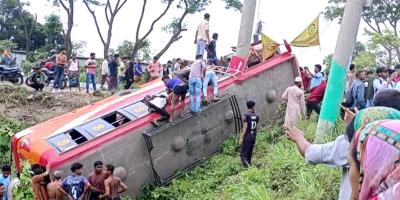 ফরিদপুরে বাস খাদে পড়ে নিহত ৫, আহত ৩৫