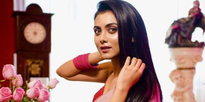 আবারও আলোচনায় ইধিকা