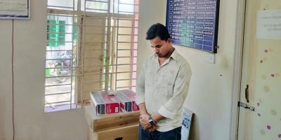 সূবর্ণচরে ছাত্রী-শিক্ষিকার গোপন ভিডিও ধারণকালে ব্যাংকের পিয়ন আটক