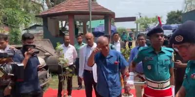 থানায় লাল গালিচা দেখে স্বরাষ্ট্র উপদেষ্টার ক্ষোভ