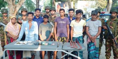 নড়াইলে সেনাবাহিনীর অভিযানে দেশীয় অস্ত্র-মাদকদ্রব্যসহ গ্রেপ্তার ৬
