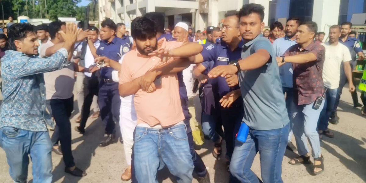 ভোলায় রোগী মৃত্যুর অভিযোগে পুলিশের সামনে চিকিৎসককে গণধোলাই