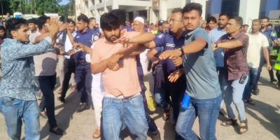 ভোলায় রোগী মৃত্যুর অভিযোগে পুলিশের সামনে চিকিৎসককে গণধোলাই