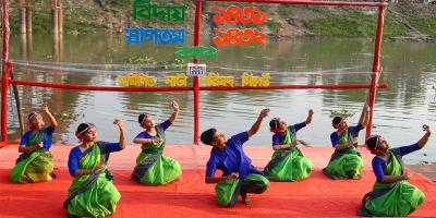 সিলেটের সুরমা পাড়ে নাচে-গানে বর্ষবিদায়
