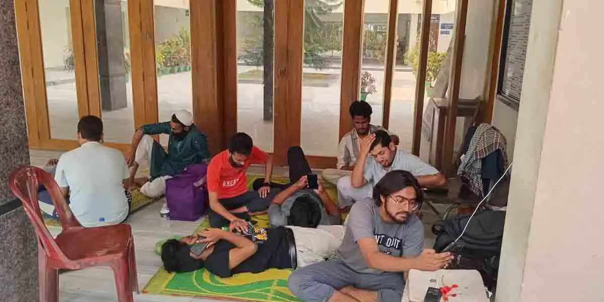 কুয়েটে ভিসির পদত্যাগের দাবিতে শিক্ষার্থীদের বিক্ষোভ
