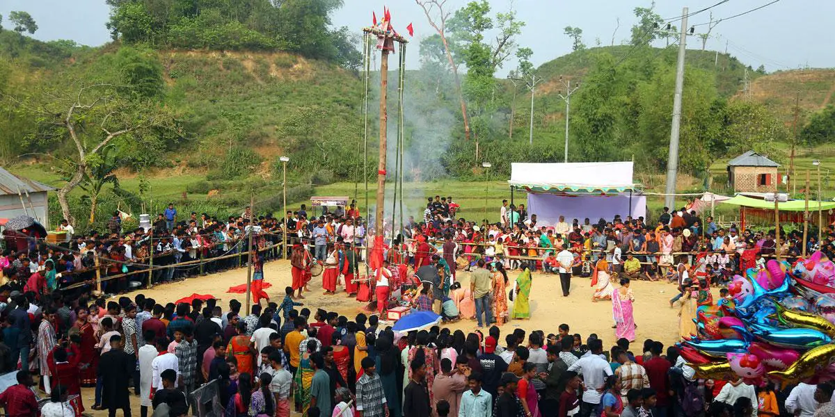 ছবিতে লাক্কাতুরা চা বাগানের চড়ক পূজা