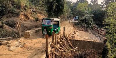 সাতকানিয়ায় হেলে পড়েছে সেতু, ঝুঁকি নিয়ে চলছে পারাপার