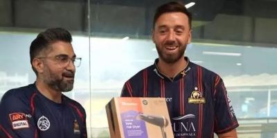 পিএসএলে শতক হাকিয়ে ‘হেয়ার ড্রাইয়ার’ পেলেন ভিন্স