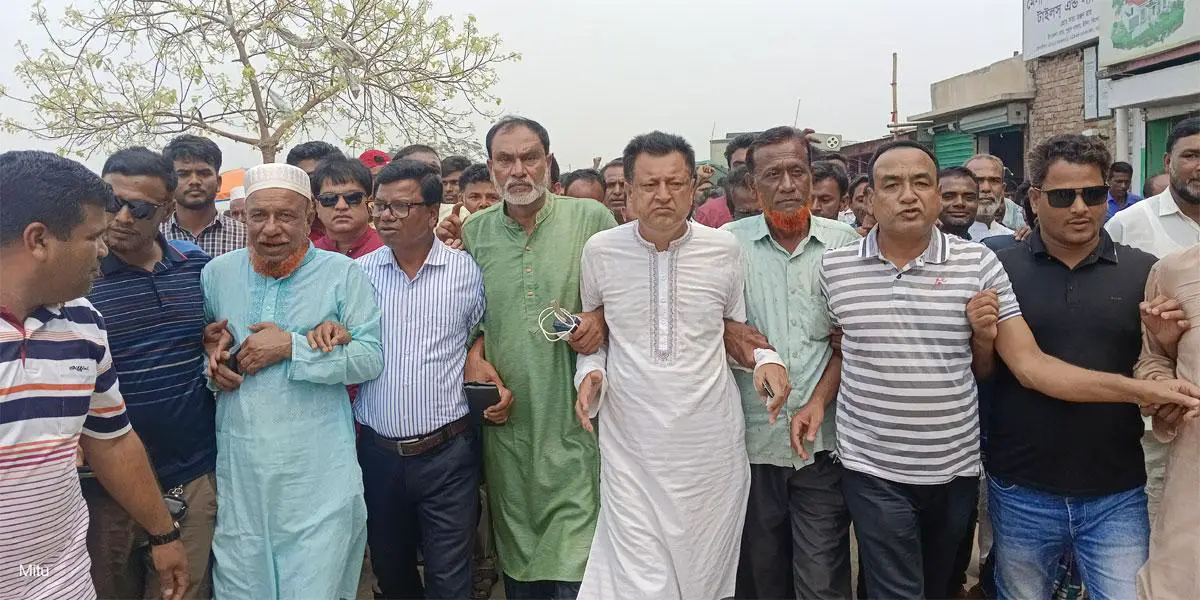 ইটনায় ‘সমন্বয়কের’ চাপে ওসি বদলি, পুনর্বহালের দাবিতে থানা ঘেরাও